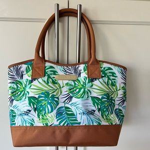 Brand new Tupperware lunch bag with two drink bottles.